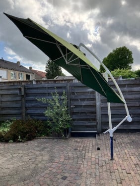 Parasol inclusief betonnen voet