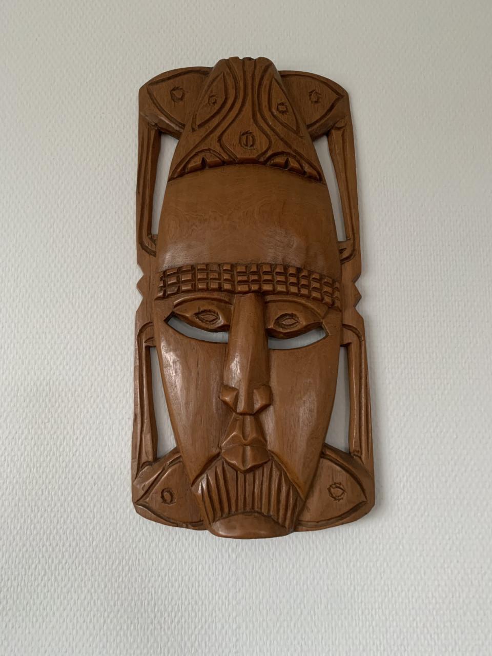 Afrikaans schild met speer en maskers