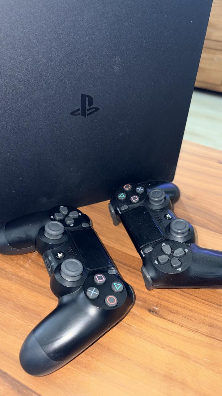 PlayStation 4 Slim + 2 Controllers