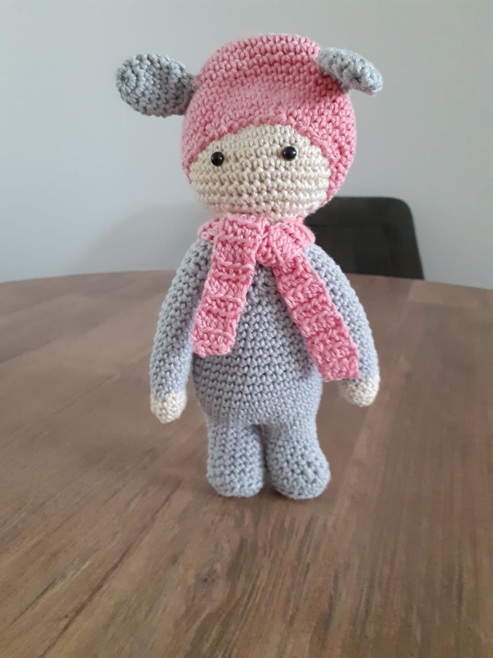 Nieuw: gehaakt popje grijs met roze accenten - 7,50