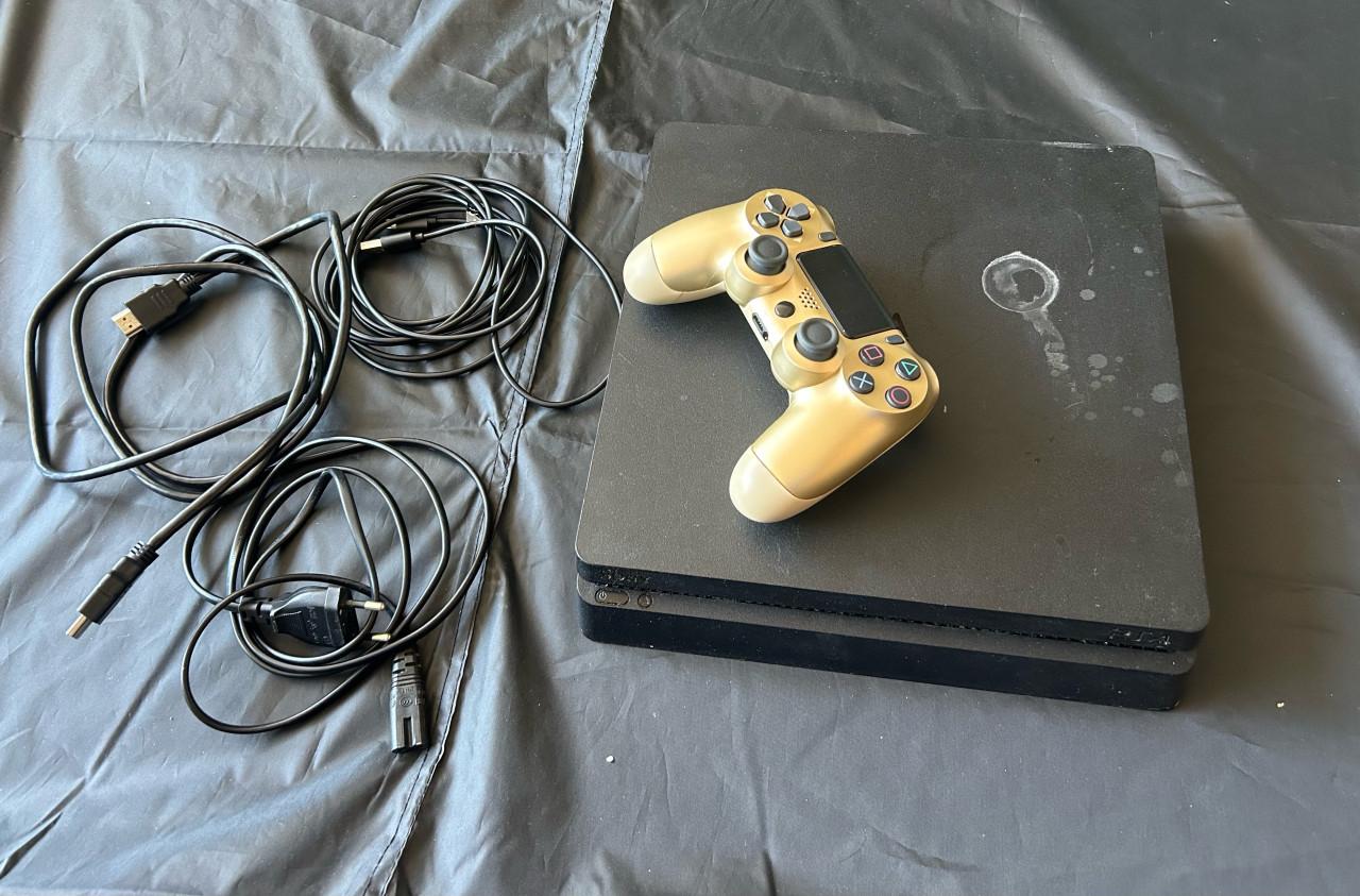 Playstation 4 slim 500 gb + 1 controller + 5 games