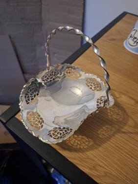 Tinnen kandelaar en verzilverd schaaltje