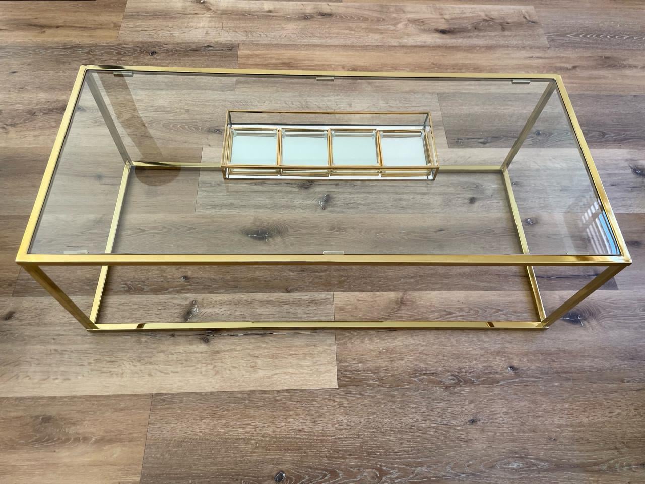 Gouden salontafel met glazen tafelblad en onderzetters