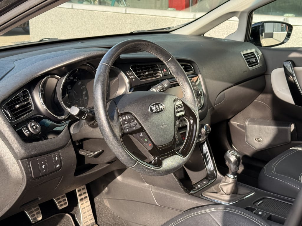 Kia Cee'd sportswagon 1.6 gdi businessline | pano | leder | stoel/stuur ver