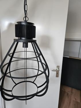 Mooie bolvormige hanglamp van het merk ByBoo