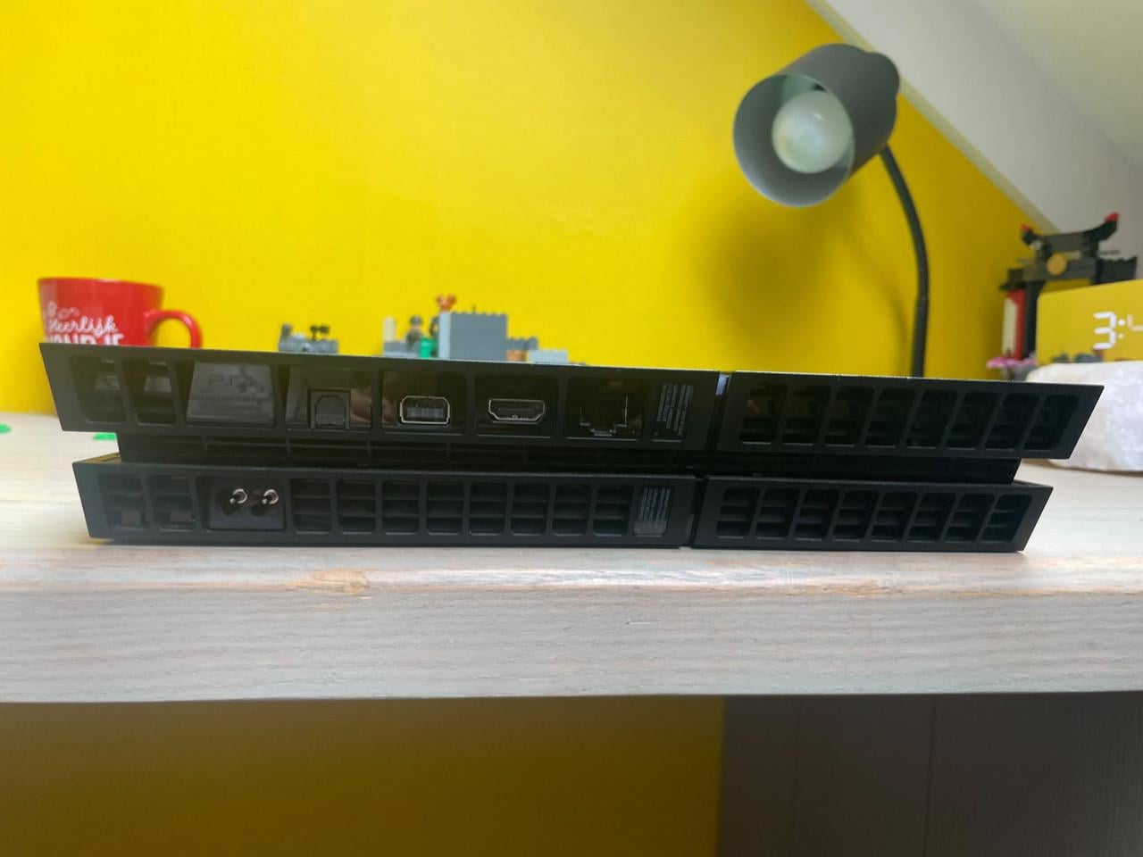 PlayStation 4 fat met controller