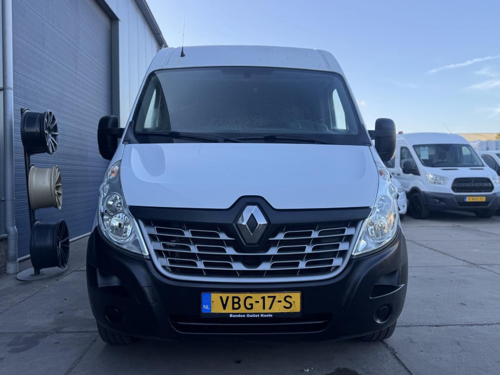 Renault Master t35 2.3 dci l2h2 laadklep / airco / cruise controle / n.a.p 