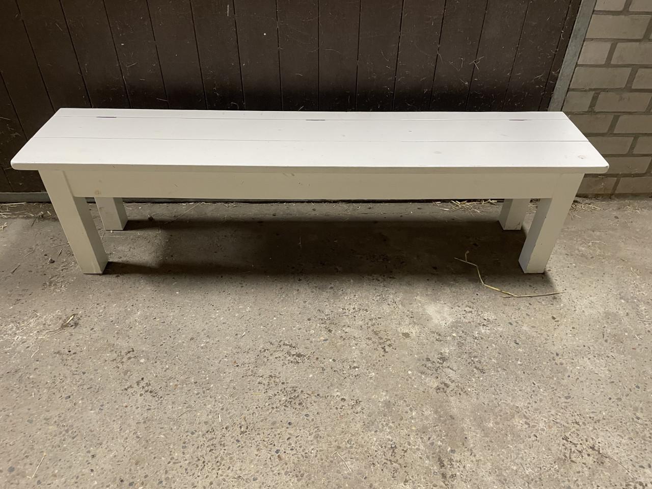 Wit houten bankje met klep