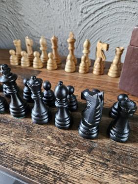 Grote Schaakstukken in leren kistje - Avento