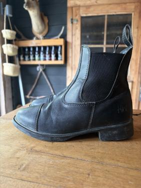 Paardrijlaarsjes jodhpurs 33 en stal klompen 32 (valt ruim)