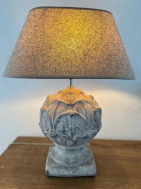 Decoratieve tafellamp met betonnen voet