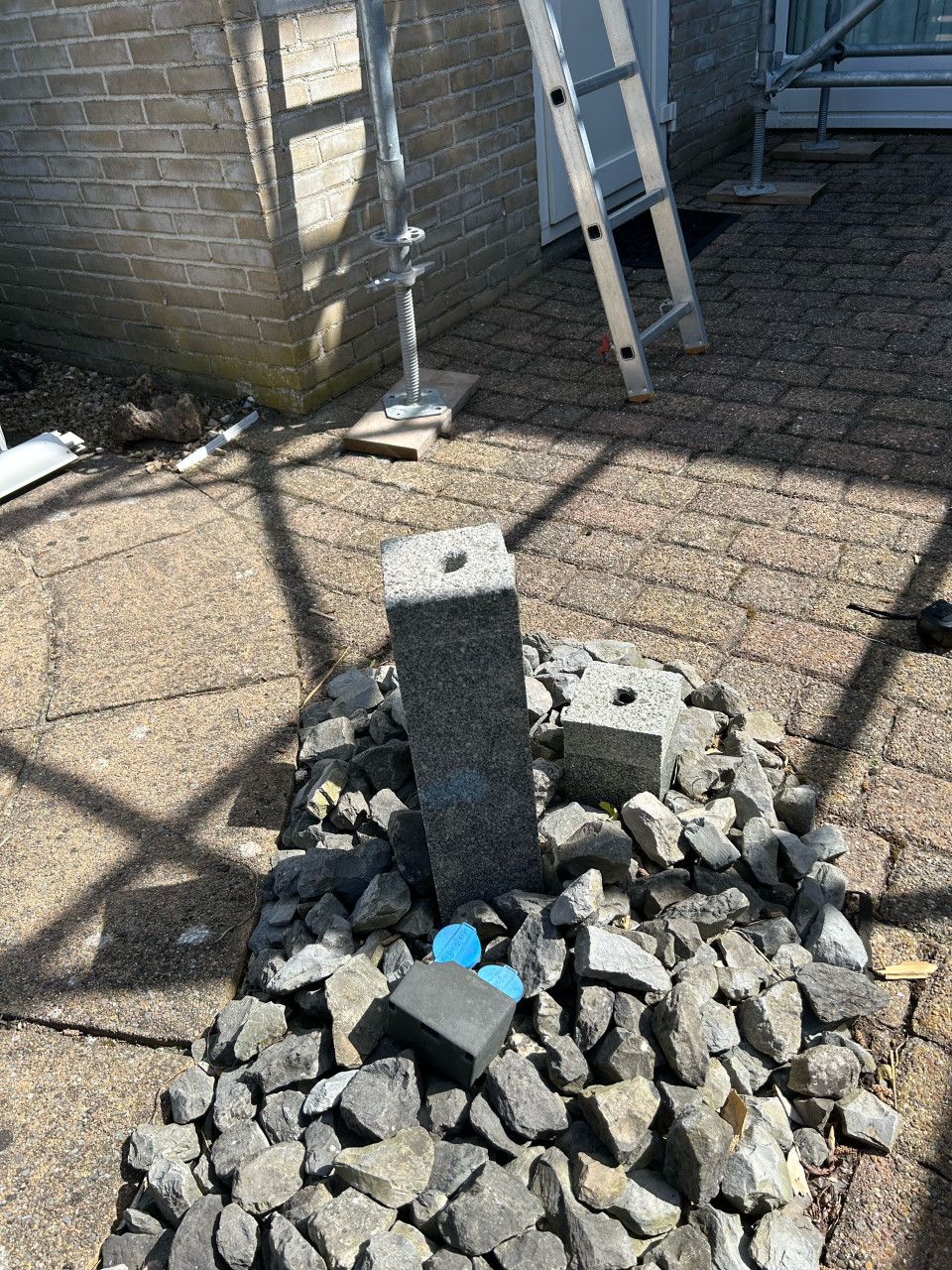 3delig stenen waterornament met waterpomp