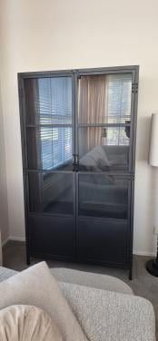 Metalen vitrinekast zwart