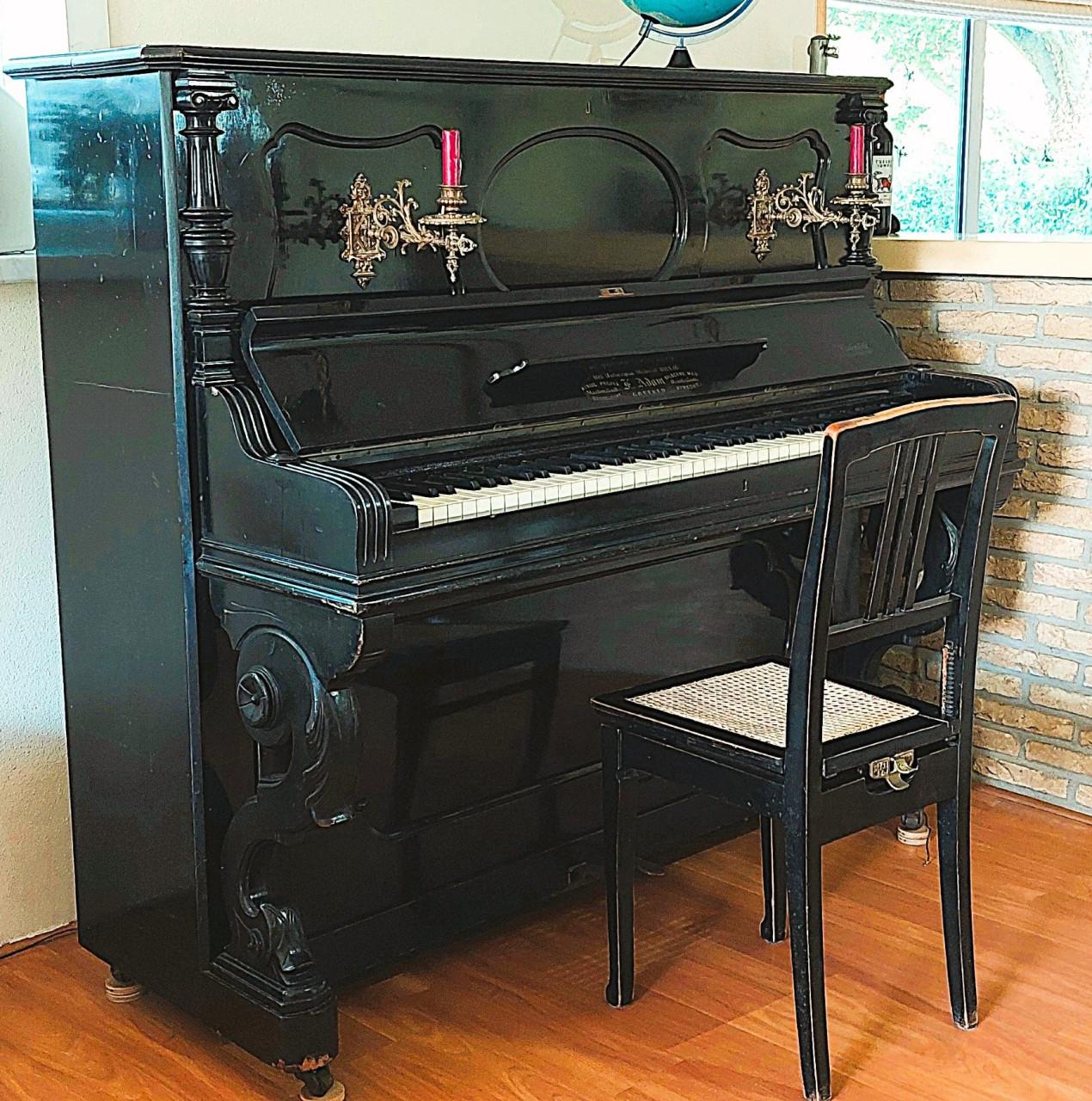 Antieke piano