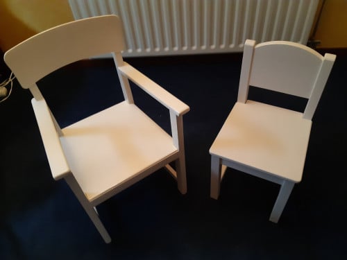Twee houten lleuterstoeltjes