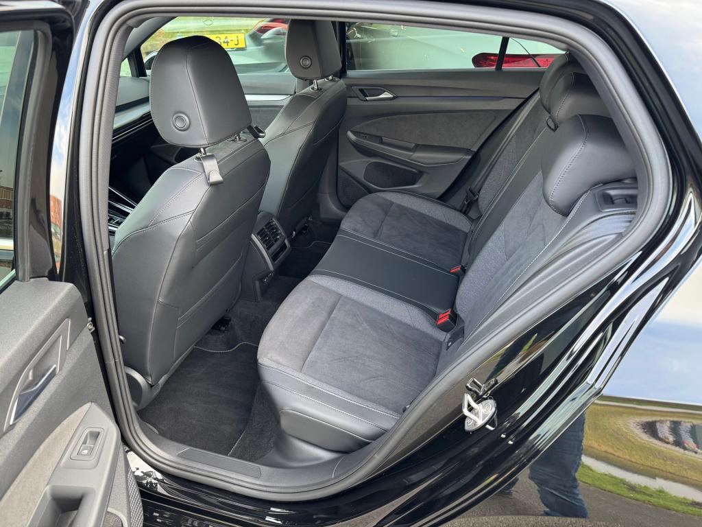 Volkswagen Golf 1.5 ehybrid 50 edition automaat , elektrische voorstoelen, 
