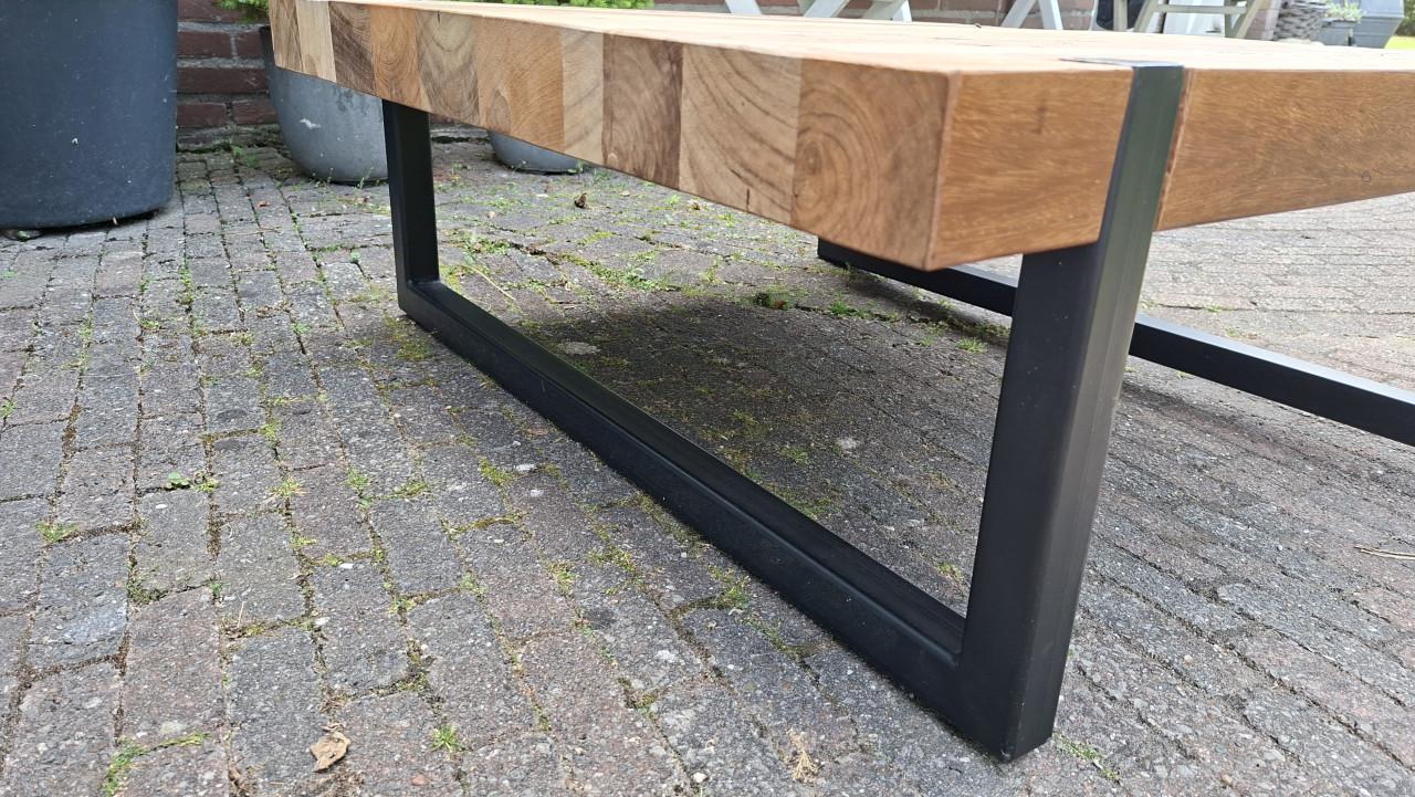 Salontafel van massief hout met metalen poten