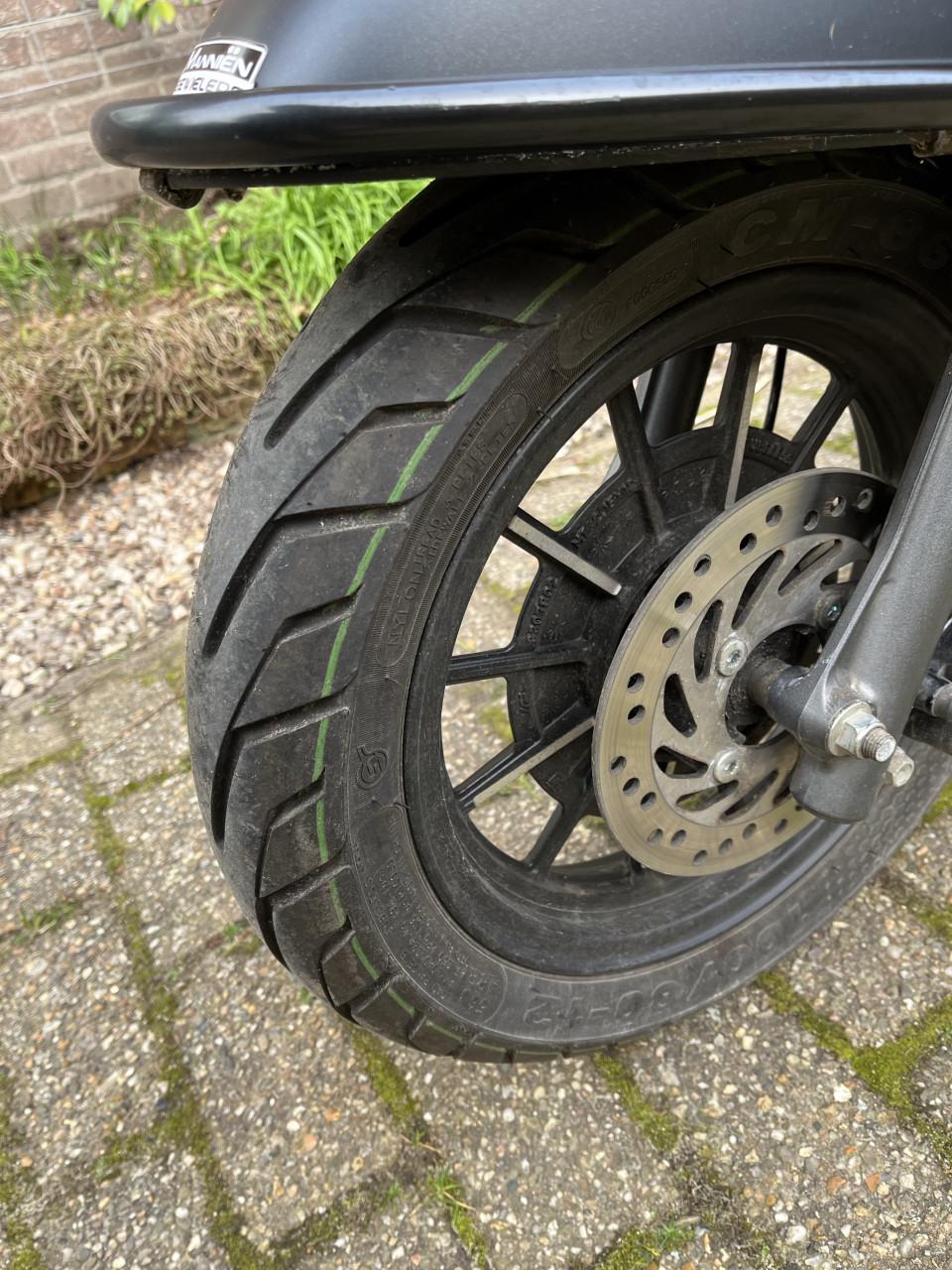Scooter Kymco 4 takt (geel kenteken) Bijna nieuw. Veel opties.