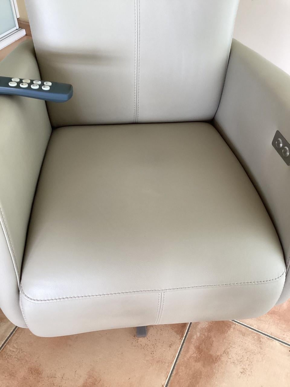 Prominent fauteuil sta op stoel ZGAN