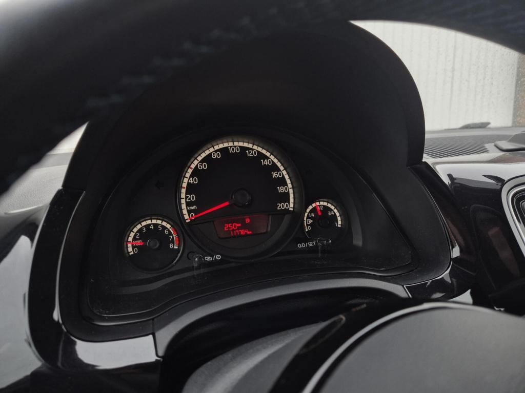 Volkswagen UP! 1.0 cup up! bluemotion / stoelverwarming / cruisecontrol / p