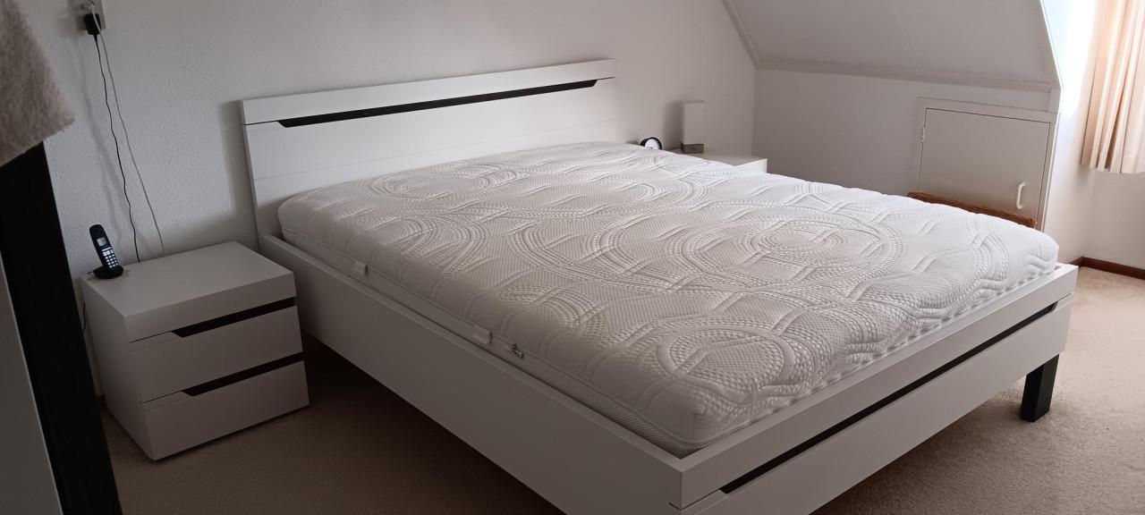 STEVIG LEDIKANT (incl. LATTENBODEM, GOED MATRAS EN 2 NACHTKASTJES