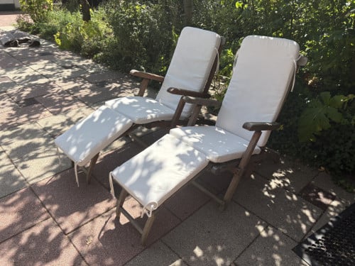 Teakhouten ligstoelen met kussens