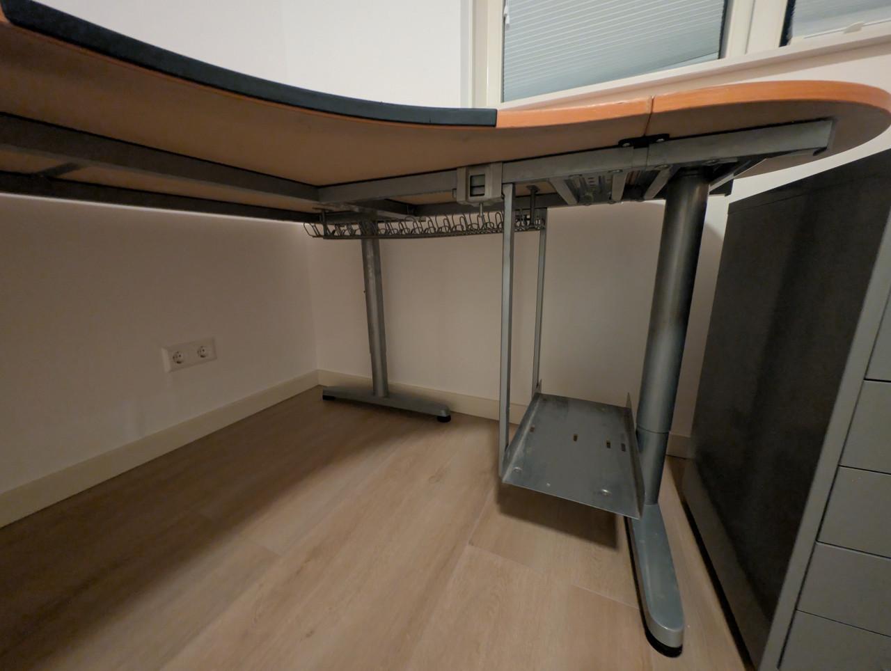 Thuiskantoor: Degelijk hoekbureau en kastjes