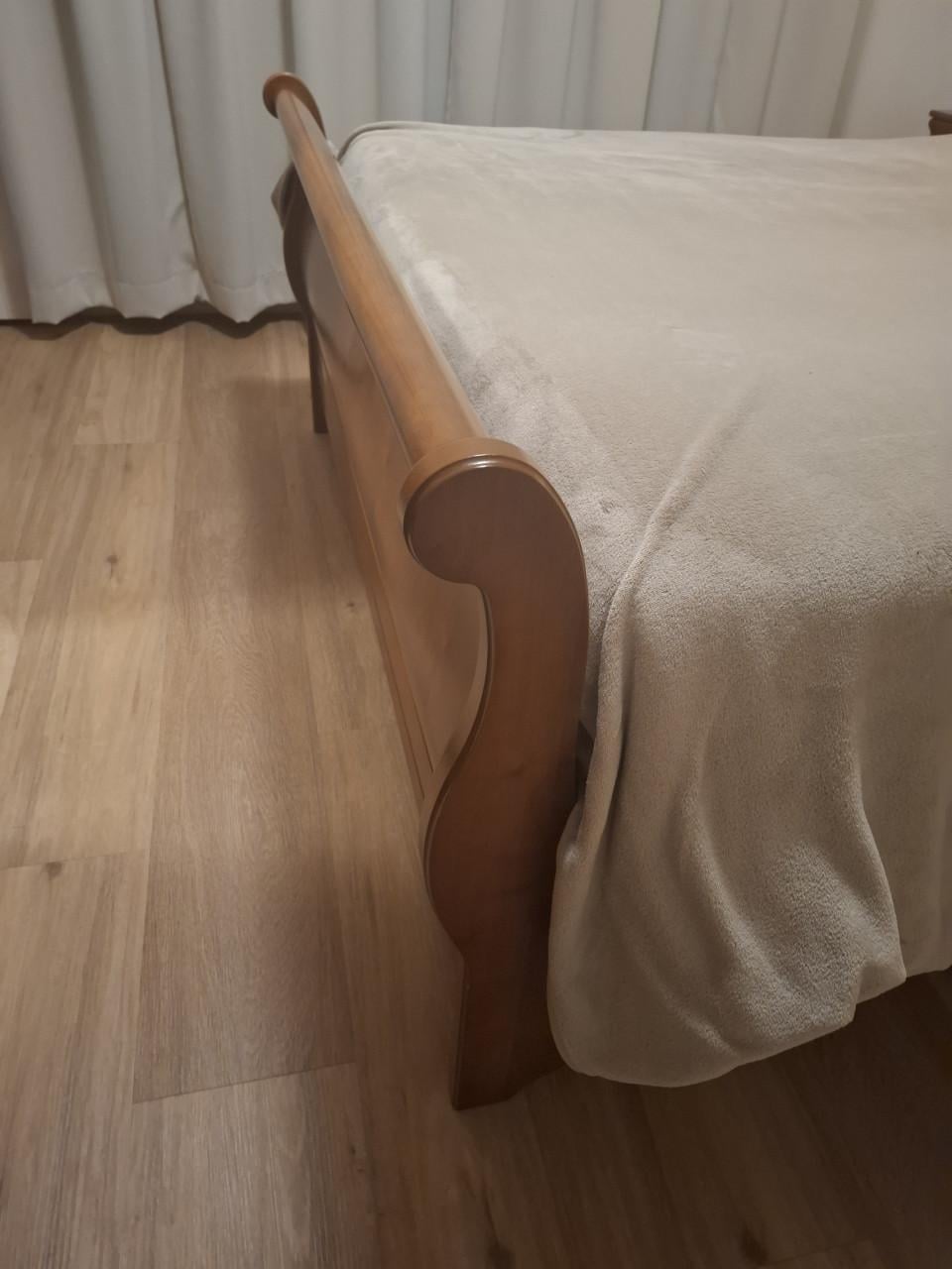 Tweepersoonsbed met nachtkastjes