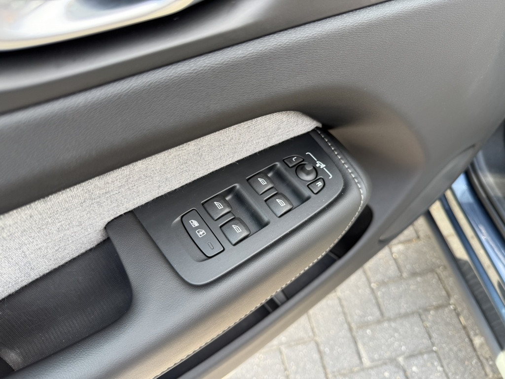 Volvo XC60 t8 455pk recharge ultra dark| full options ! luchtvering b&w sou