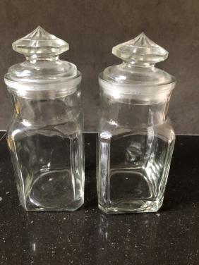 2 mooie oude  glazen potten met deksel