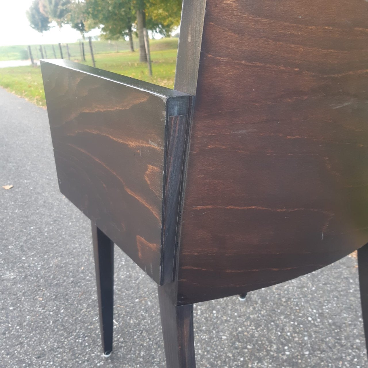 In goede staat verkerende houten stoelen.