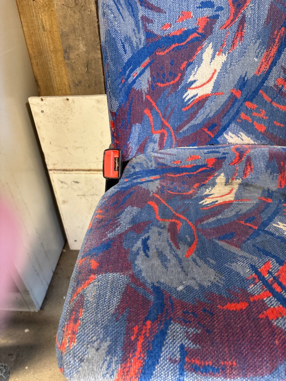 Bankje van twee bus stoelen