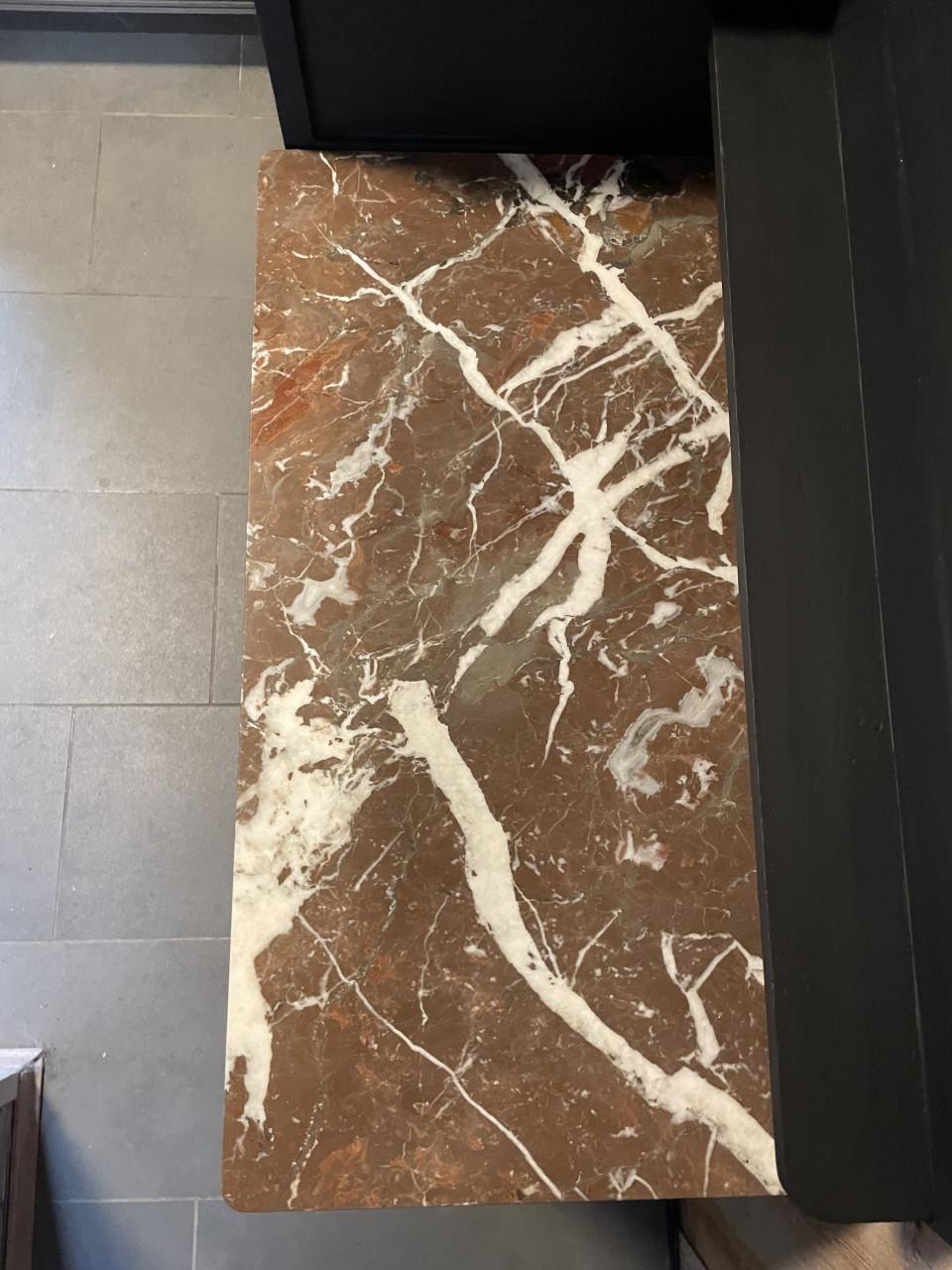 Mooie kast met marmeren blad