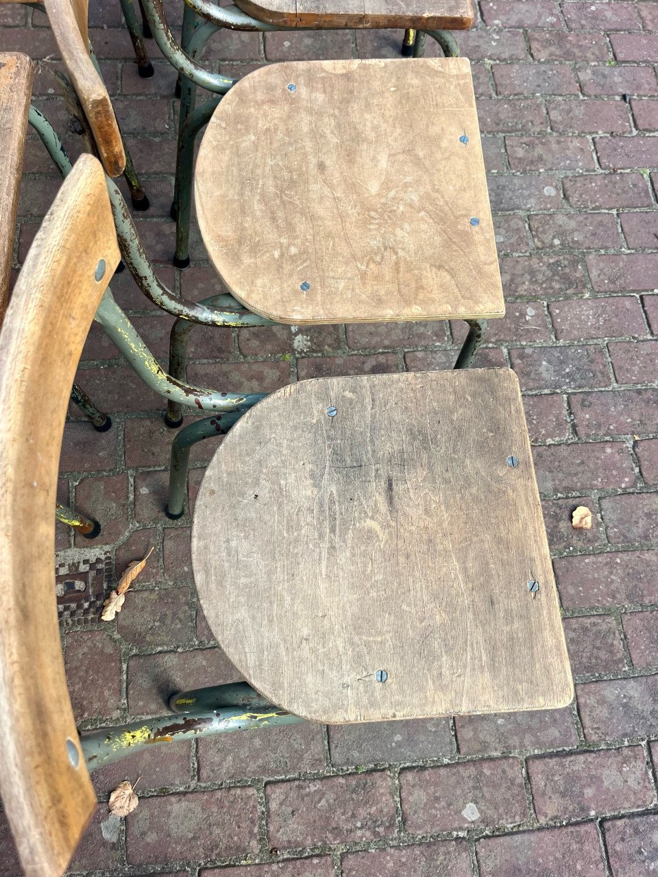 10 houten originele schoolstoelen