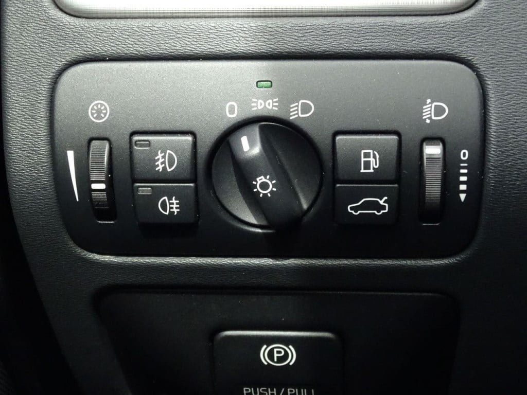 Volvo V70 2.0t momentum automaat | leder | bluetooth | stoelverwarming | na