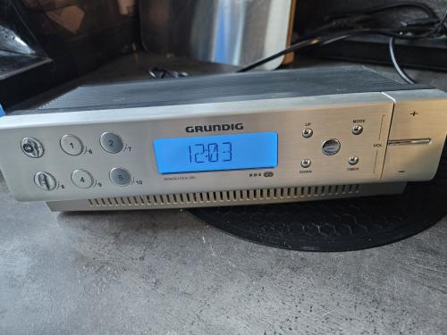 Zgan Grundig Sonoclock 890 - Wekkerradio aluminium paneel