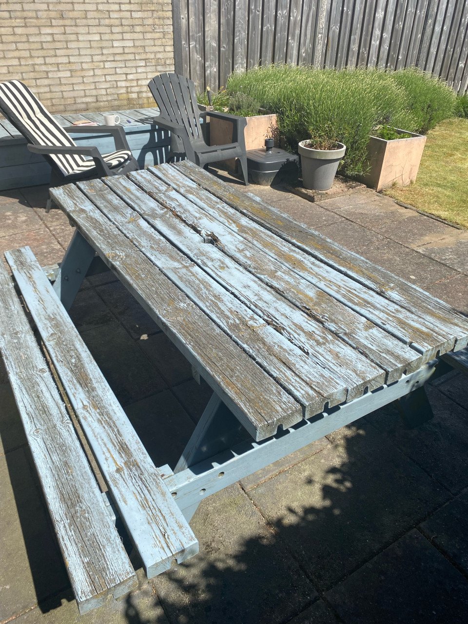 Oude picknicktafel met doorgezakte poot, gratis af te halen