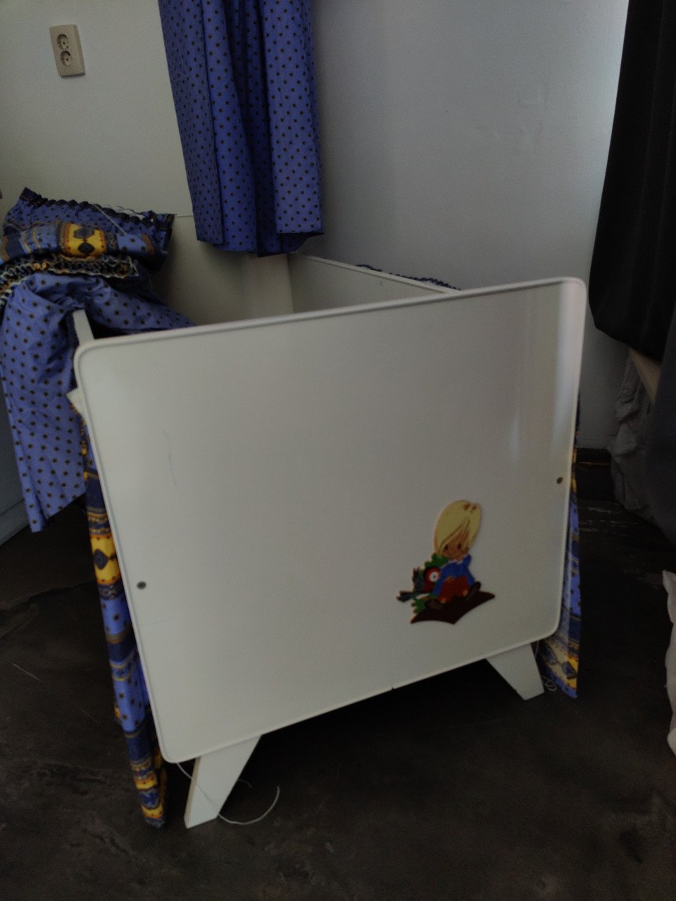 Sprookjesachtig vintage kinderbedje met hemel en bijpassende gordijntjes