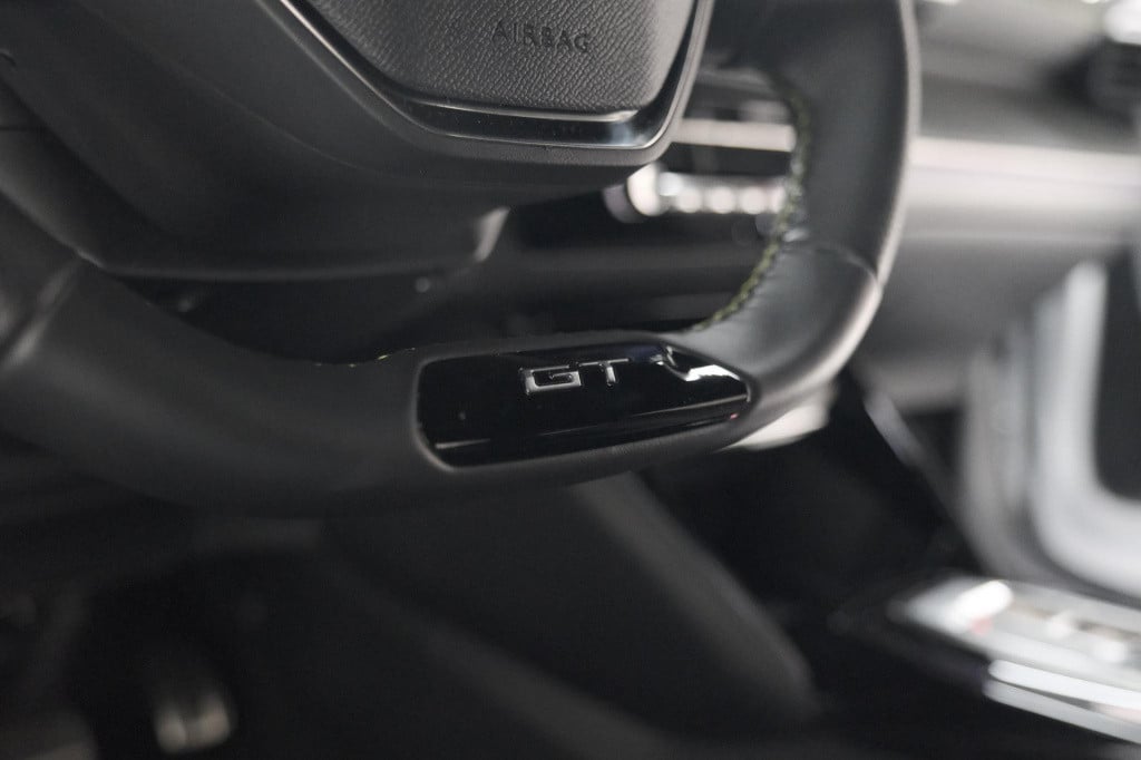 Peugeot 2008 puretech 130 eat8 gt | 360 camera | stoelmassage | adaptieve c