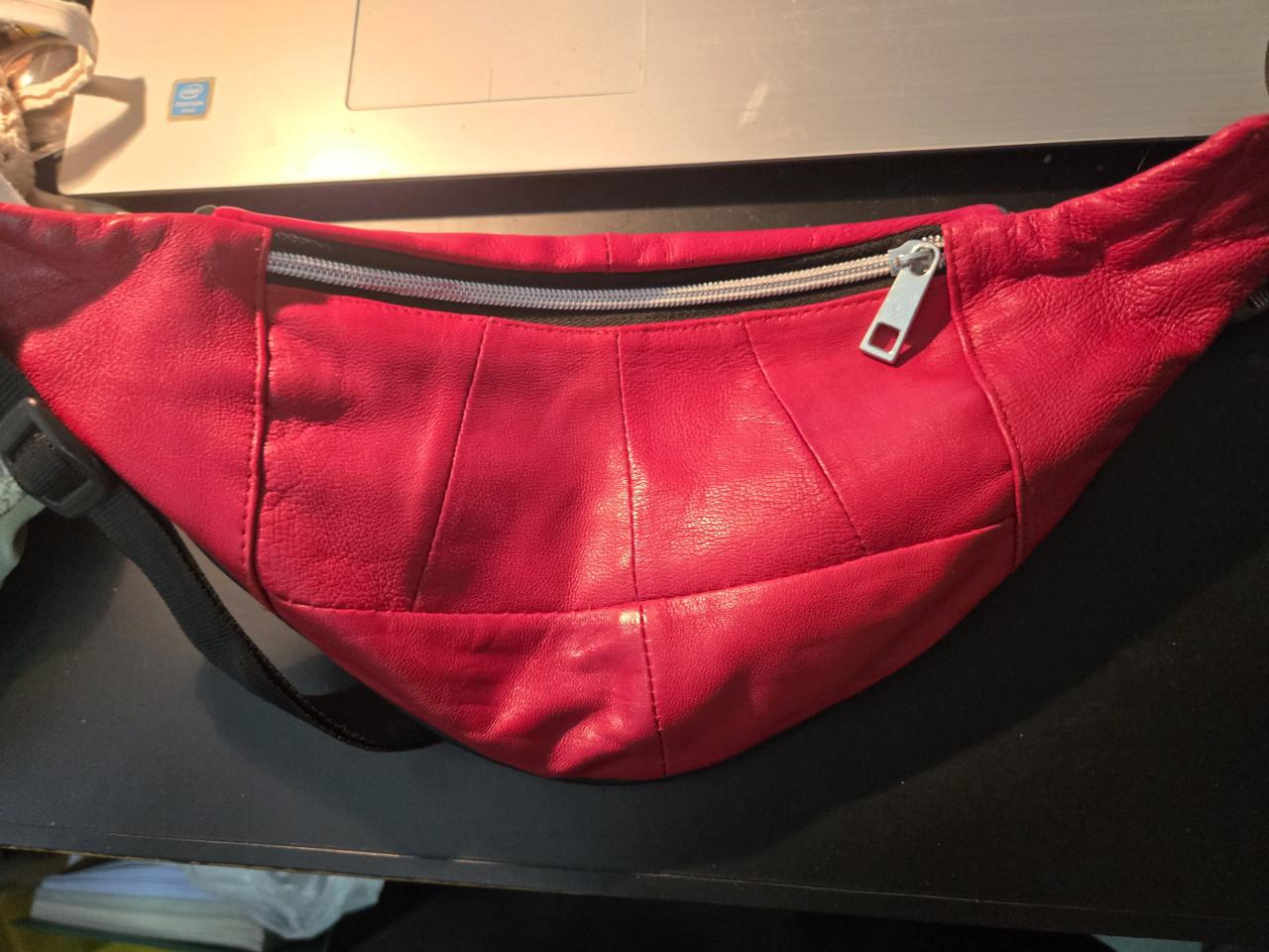 Rode leren heuptas , 35x15 cm gemaakt van soepel generfd leer.