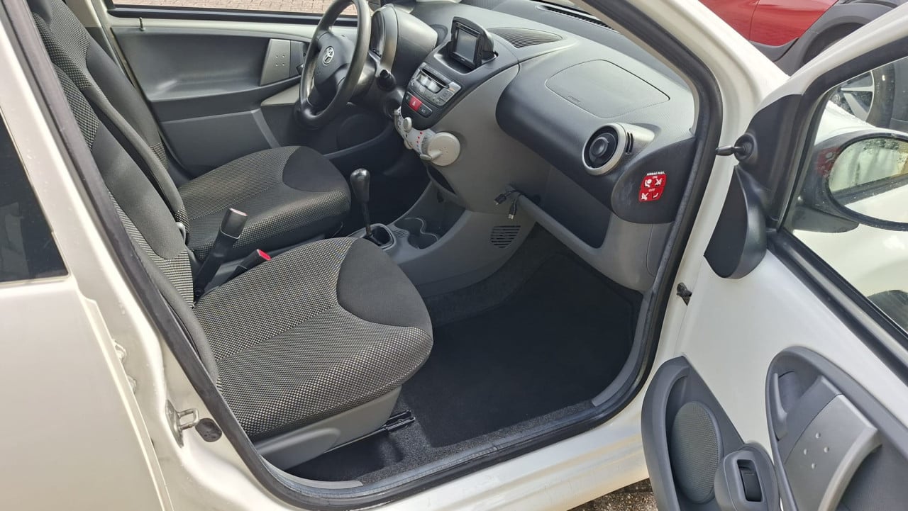 Toyota AYGO 1.0 12v Comfort Navigator 5drs bj:2011 airco-navigatie