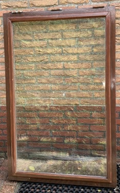 Hardhouten raam met dubbelglas