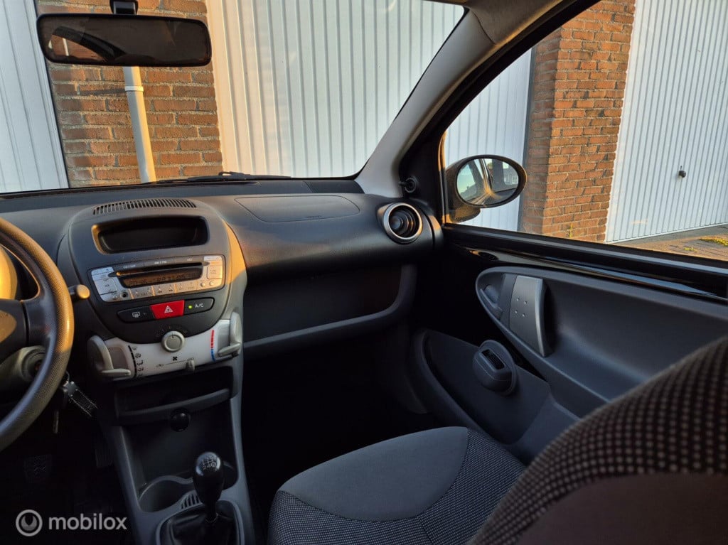 Peugeot 107 1.0-12v / 5-deurs / airco