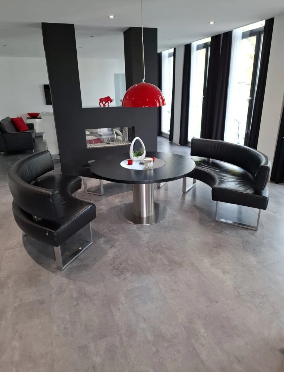 Design eettafel met ronde banken