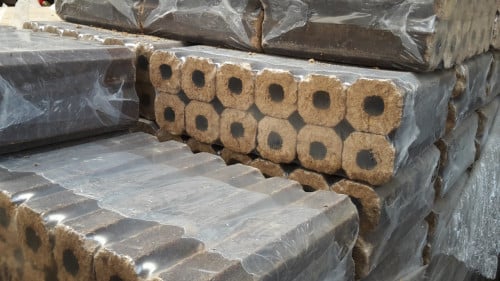 Briketten bruinkool en hout