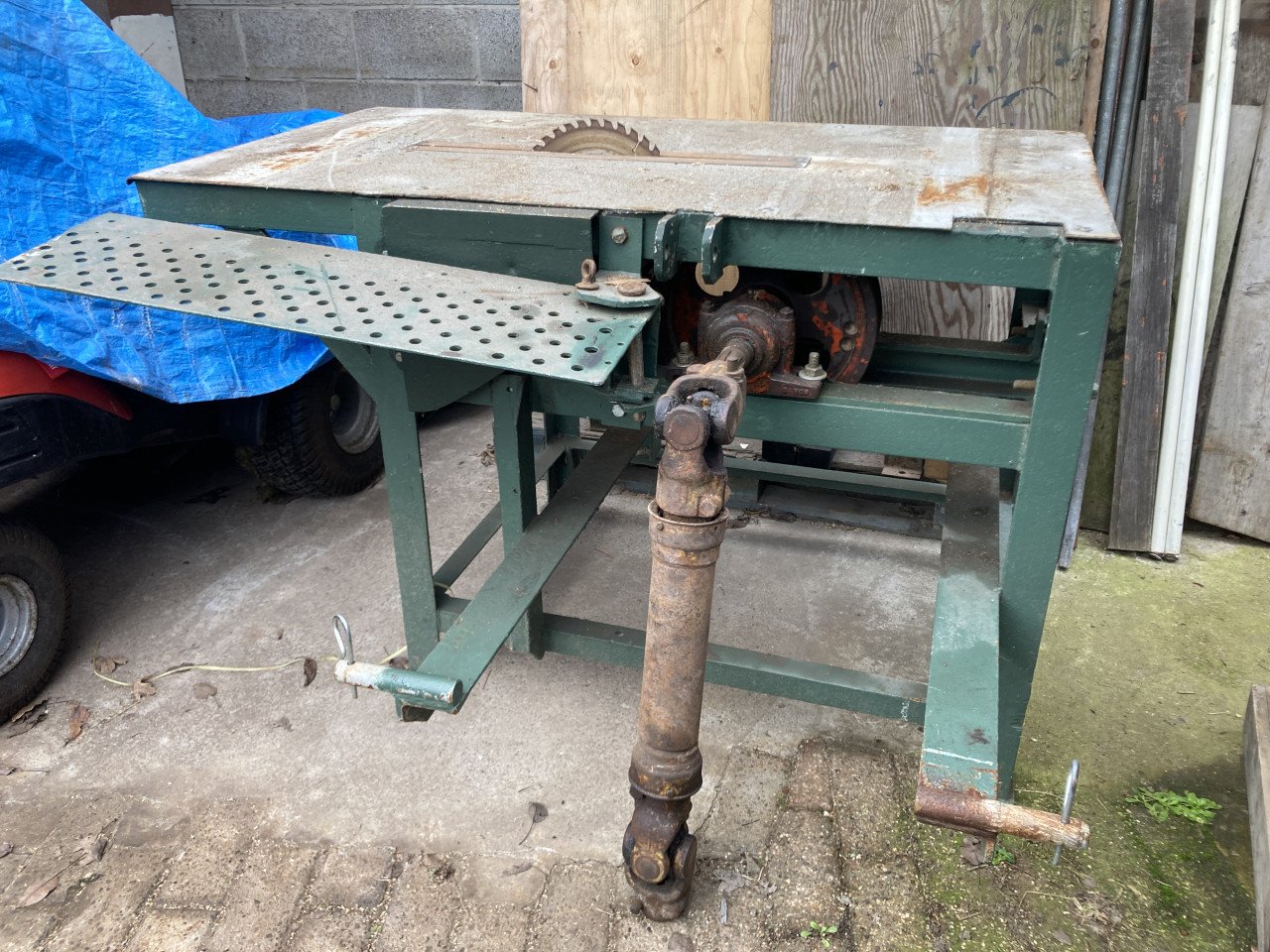 Tafel circelzaag op aftakas van tractor