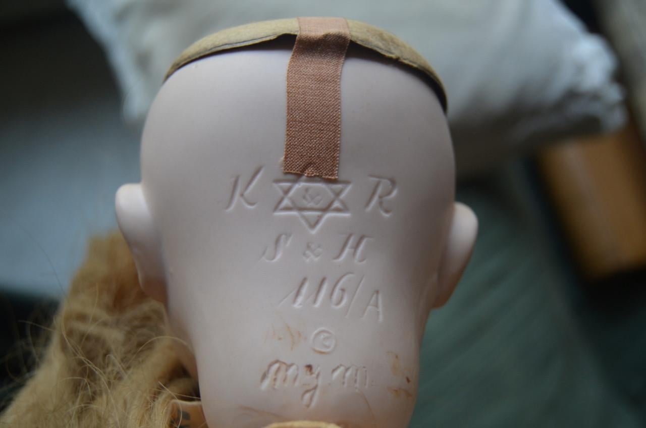 'Antieke' pop, biscuit (heet dat zo?) hoofd