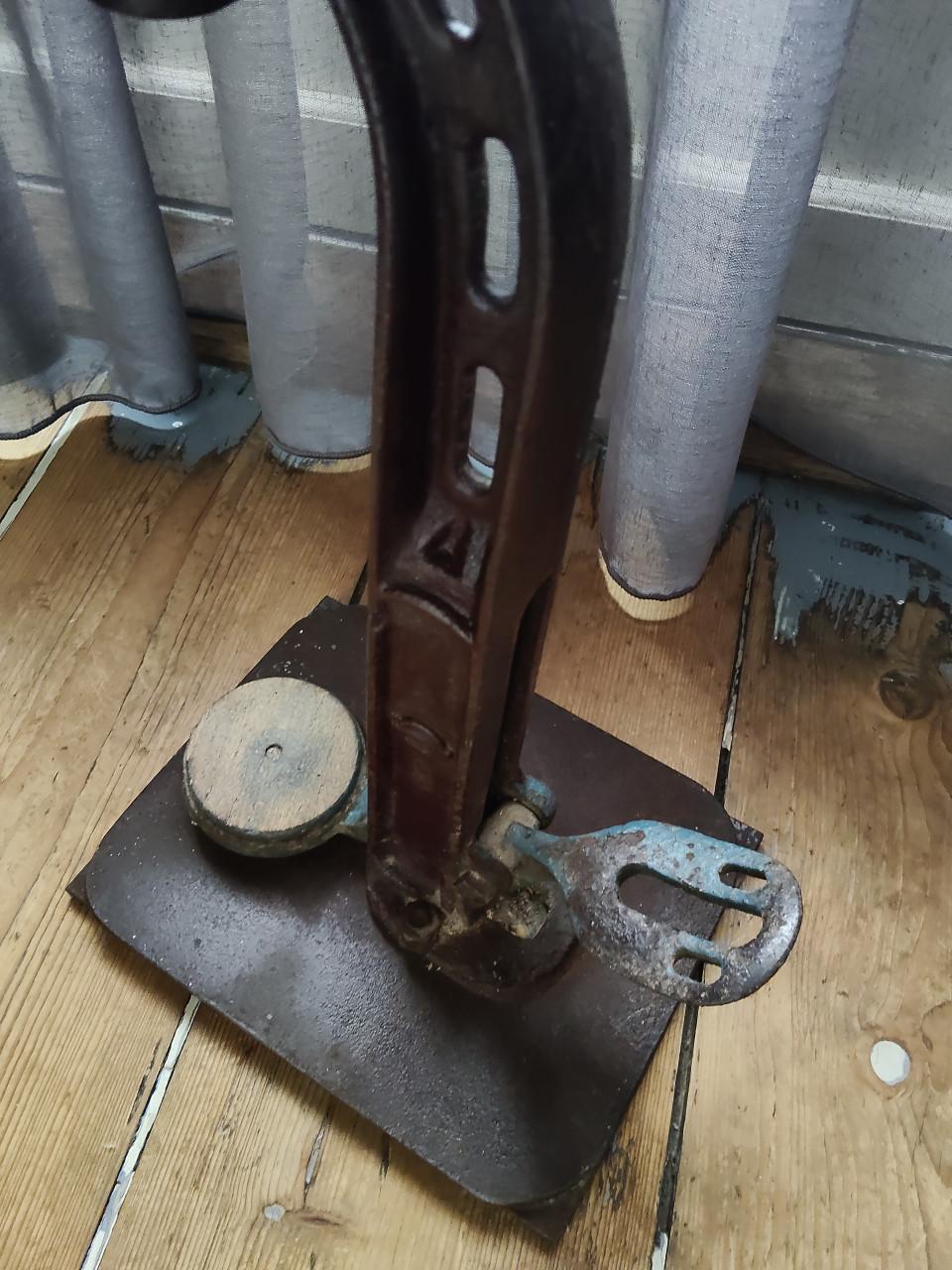 Mooi Franse Antieke wijnfles kurker van gietijzer