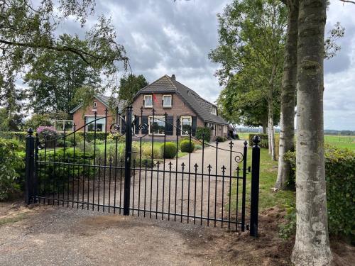 Inrijpoort 400 cm breed compleet met palen.