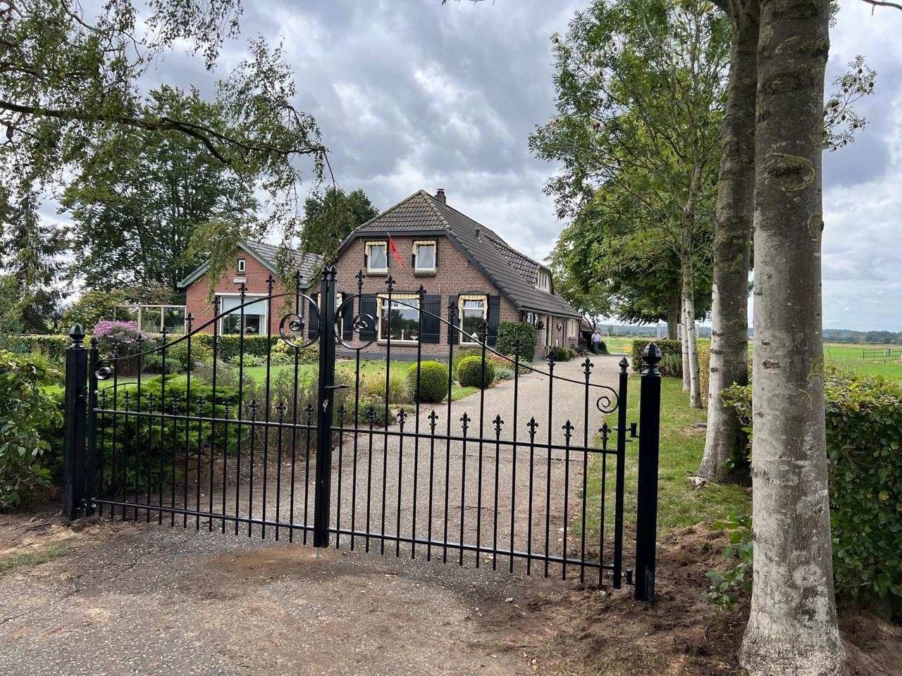 Inrijpoort 400 cm breed compleet met palen.